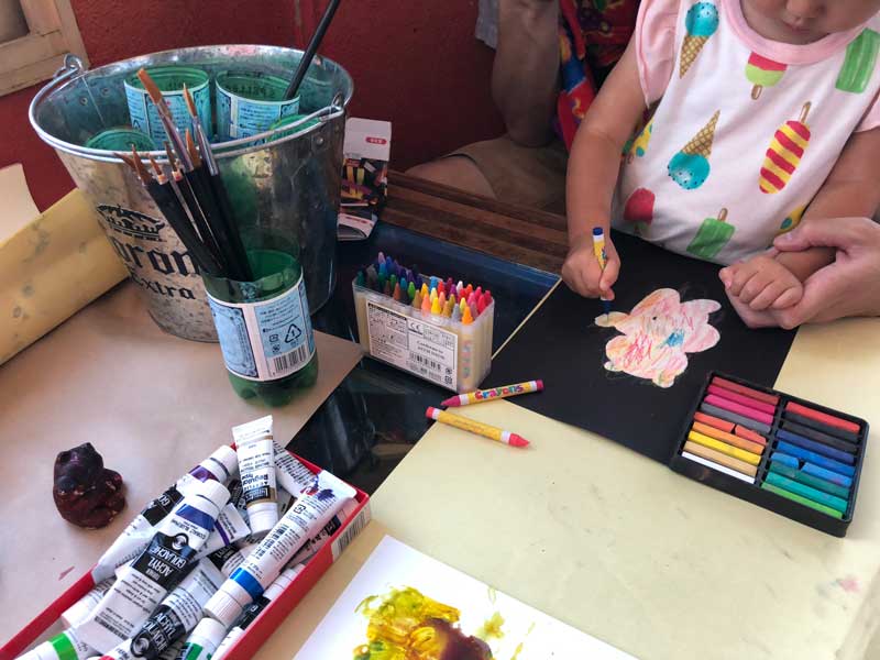 子供がくま子の塗り絵をする様子