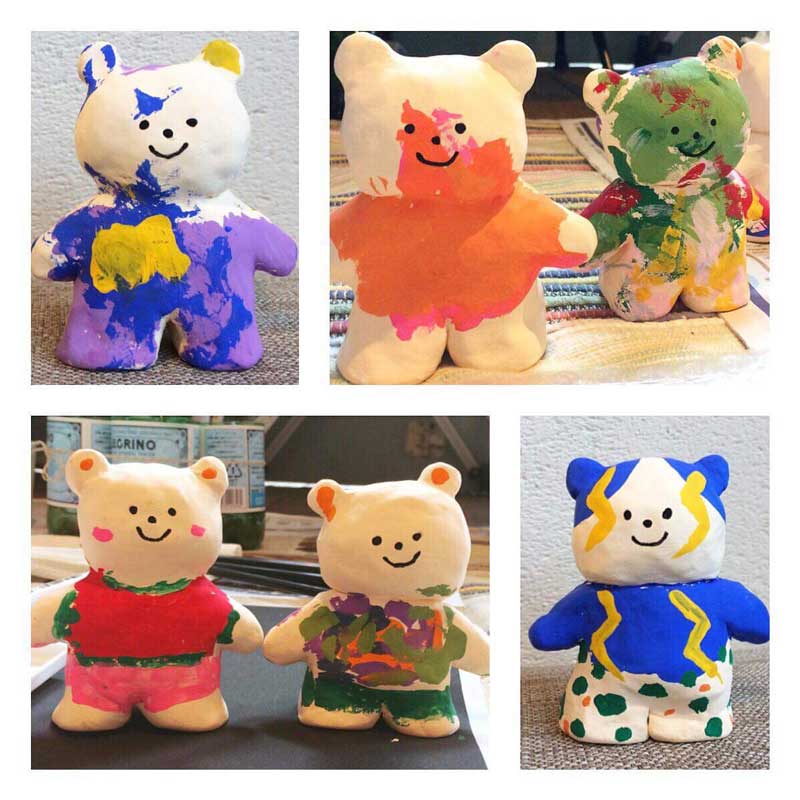 様々な色に塗られたくま子人形たち